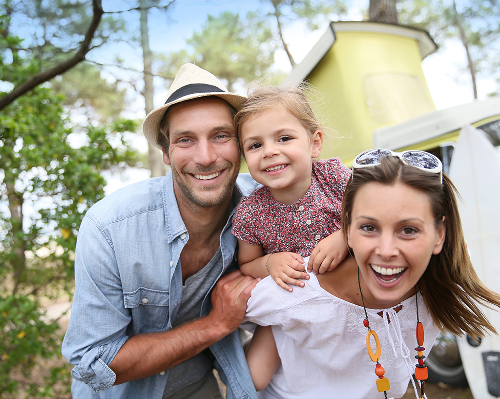 Glückliche Familie auf dem Campingplatz an der Lahn