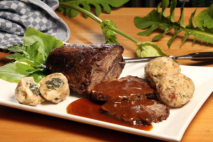 Rinderbraten mit Knödeln im Gasthaus Zum tänzelnden Pony