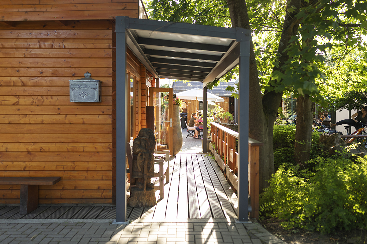 Biergarten des Gasthauses am Morgen